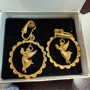 Avon “Soaring Angel” Goldtone Angel clip Earrings with Vintage Scalloped Design